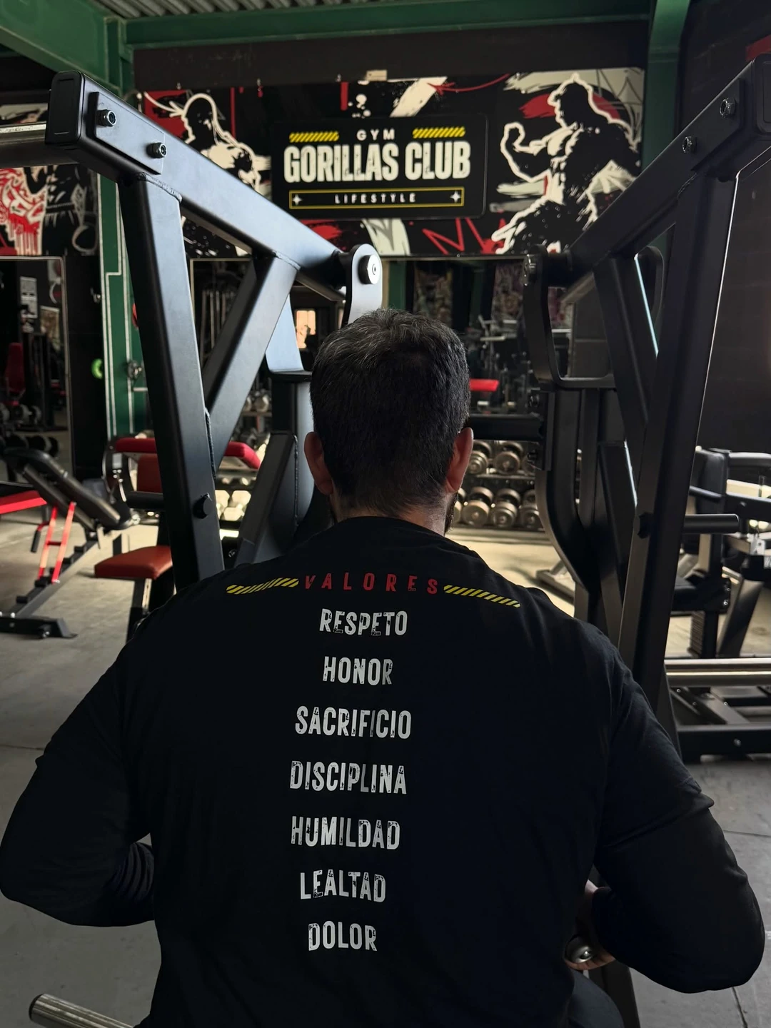 Deportista en la sala de musculación de Gorillas Gym Club, entre máquinas de fuerza, en una fotografía oficial de febrero de 2026