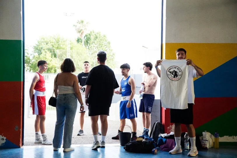 Miembros del equipo Gorillas antes de la velada de boxeo de Almonte